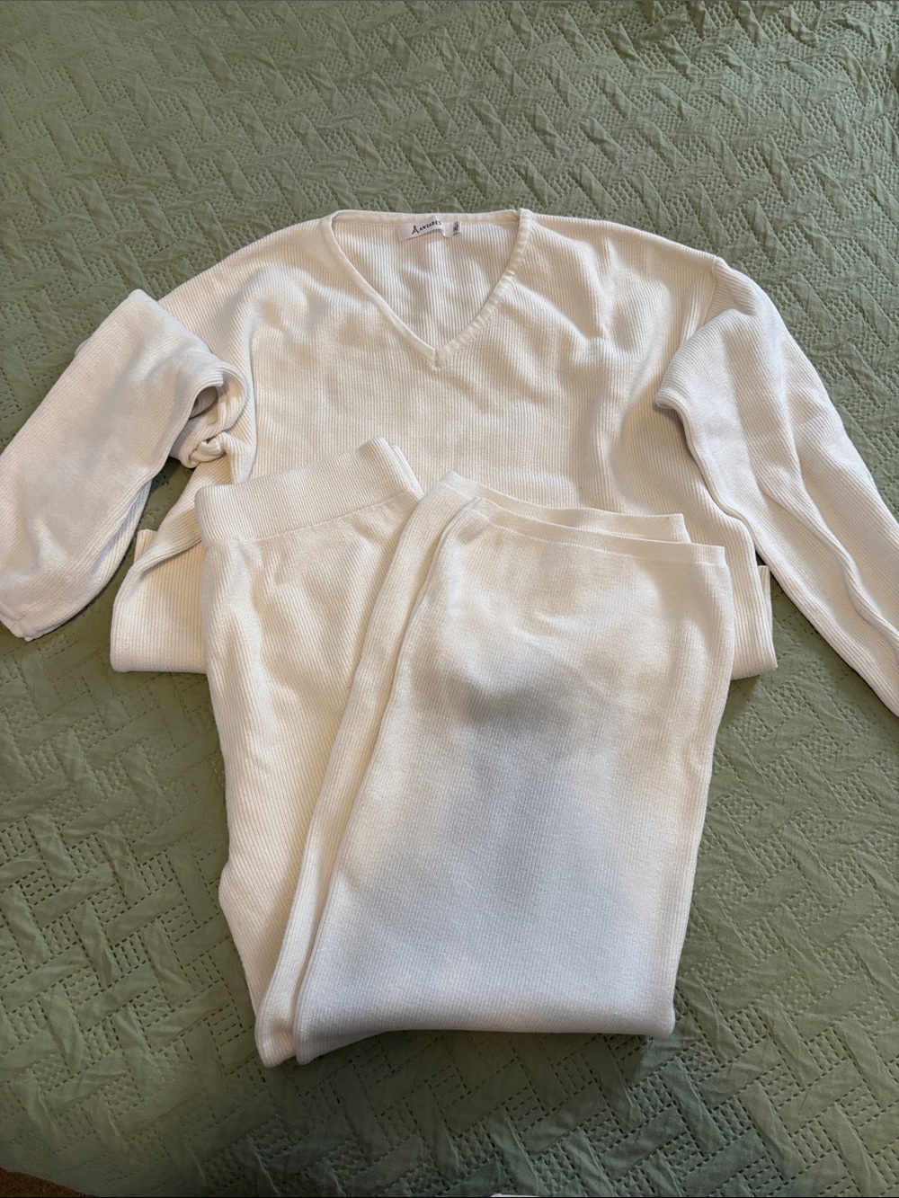 ANRABESS: Cream Ribbed V-Neck Top and Pant Set